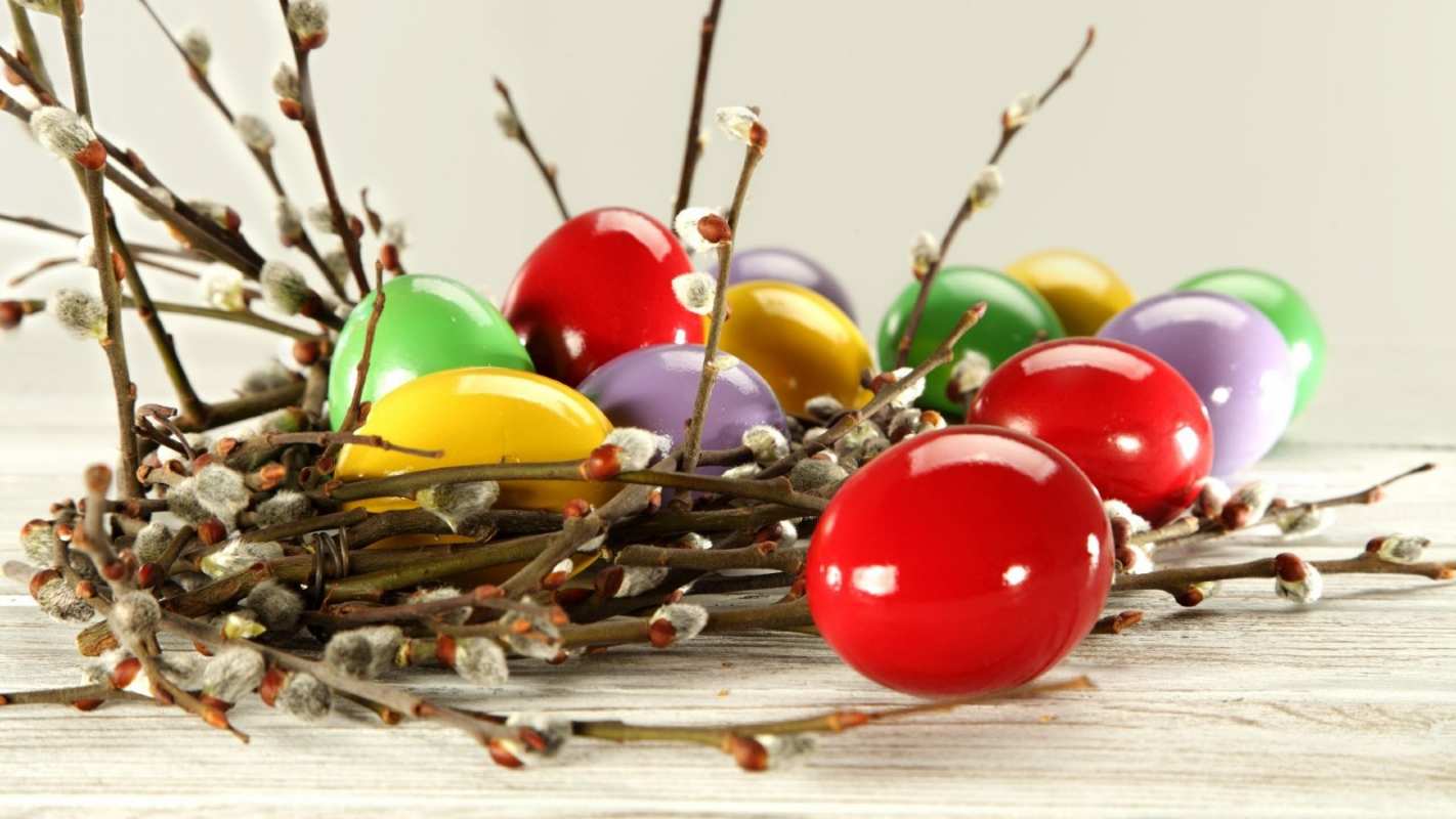 Открытка красивые крашеные глянцевые блестящие яйца   пасха  С пасхой 